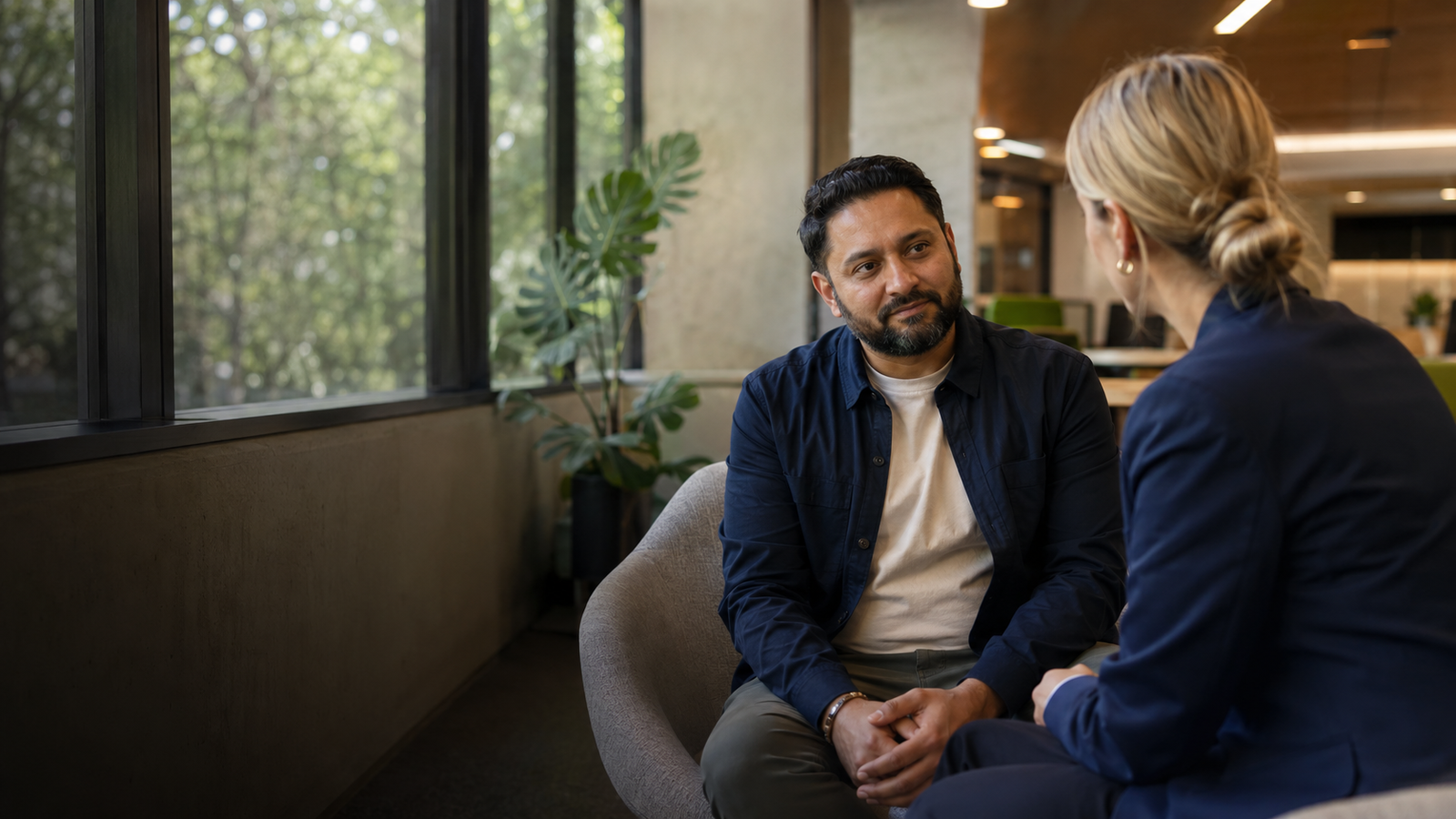 A student having a calm pathway conversation with an adviser