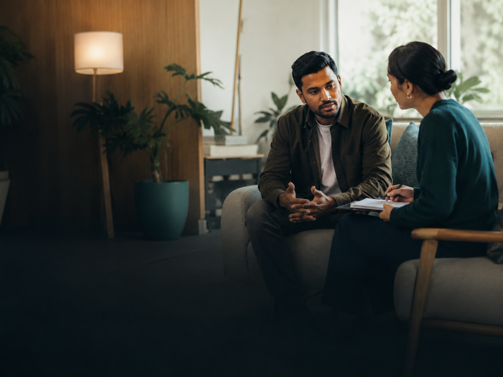A student having a calm pathway conversation with an adviser